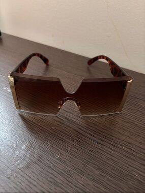 Women’s Oversized Brown Gradient Shield Sunglasses